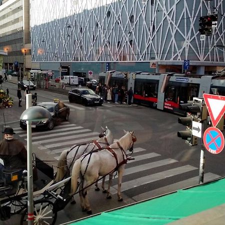 Center ! 2 Stops From The City Center! Wina Bagian luar foto