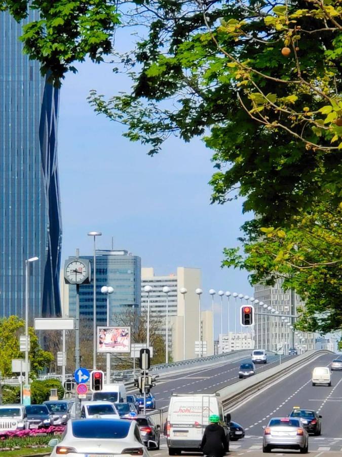 Center ! 2 Stops From The City Center! Wina Bagian luar foto