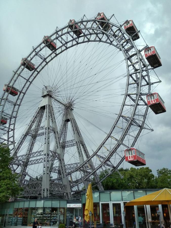 Center ! 2 Stops From The City Center! Wina Bagian luar foto