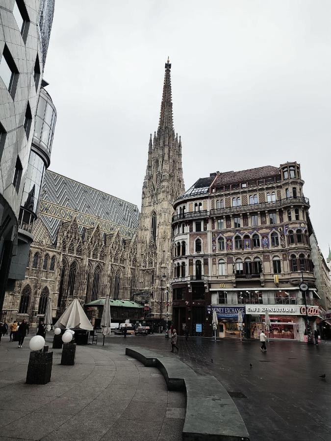 Center ! 2 Stops From The City Center! Wina Bagian luar foto